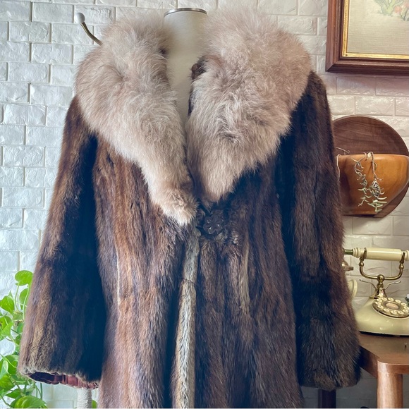 Vintage 1950s Old Hollywood Glamor Big Collar Fox + Fur Coat - Picture 3 of 17